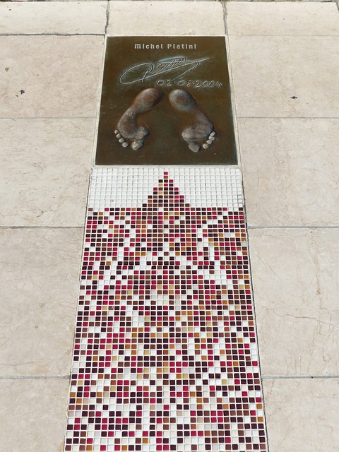 莱万无疑是 莱万无疑是